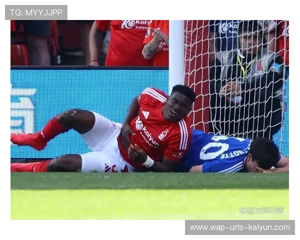 足球运动员撞柱子昏迷！队友吓坏